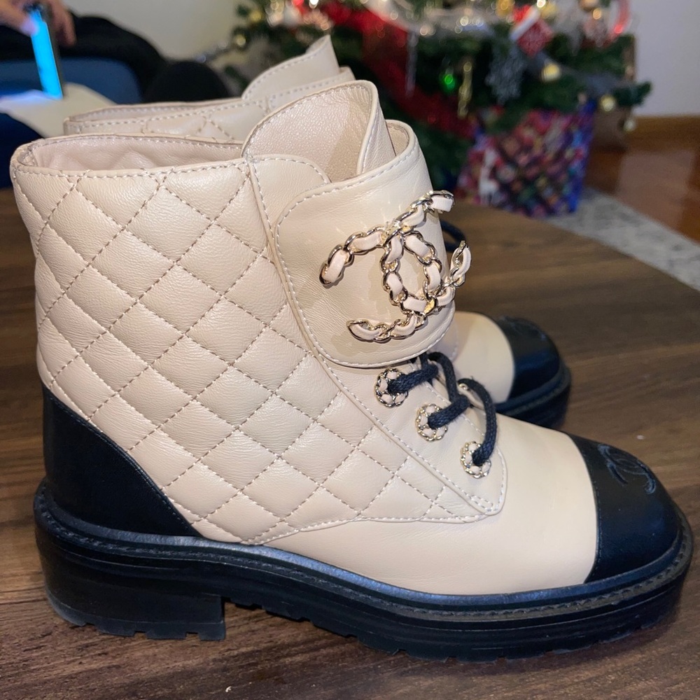 Channel black 20a beige Quilted cc chain combat